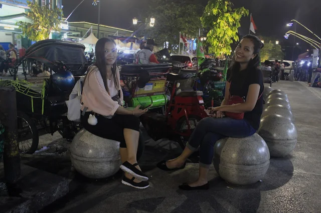 Bersantai Malam Hari di Trotoar Malioboro Yogyakarta