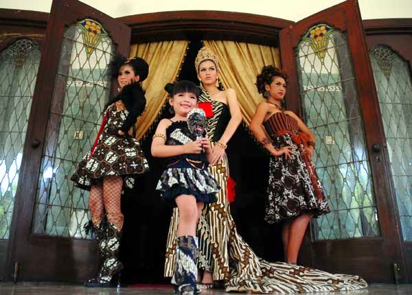 http://tvonlinesow.blogspot.com/2014/10/fashion-kain-batik-menembus-pasar-dunia.html