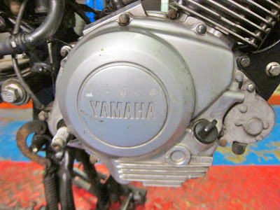 Yamaha YBR 125 cleaning engine oil  gauze / filter ,  engine in the bike ( remove footpeg , engine clutch side covers )