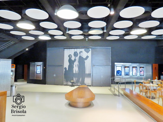 Vista ampla de parte do saguão de entrada do Espaço Itaú de Cinema - Augusta na Consolação