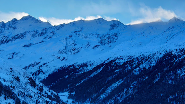 Mächtige Windfahnen an den Spitzen des Bärenbartkogels (3327 m) und der Weißkugel (3738 m), Langtaufers. (Foto: Josef Plangger, 16.01.2023)