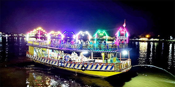 Perahu Bandong Malam hari di Waterfront Pontianak Foto