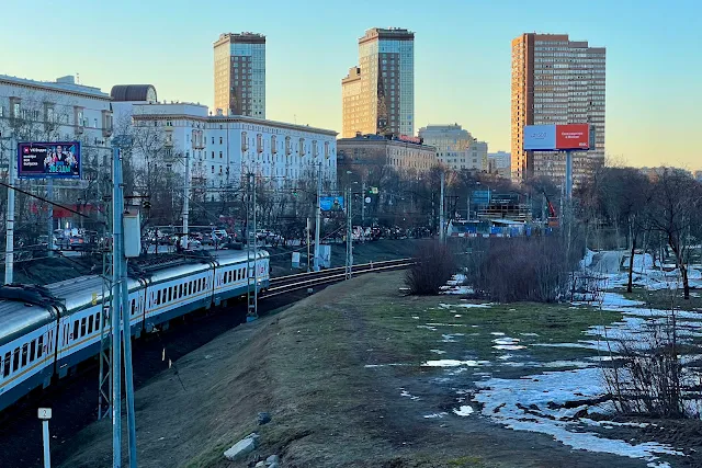 вид с Бутырского путепровода, пути Савёловского направления Московской железной дороги, парк «Яблоневый сад», Дмитровское шоссе