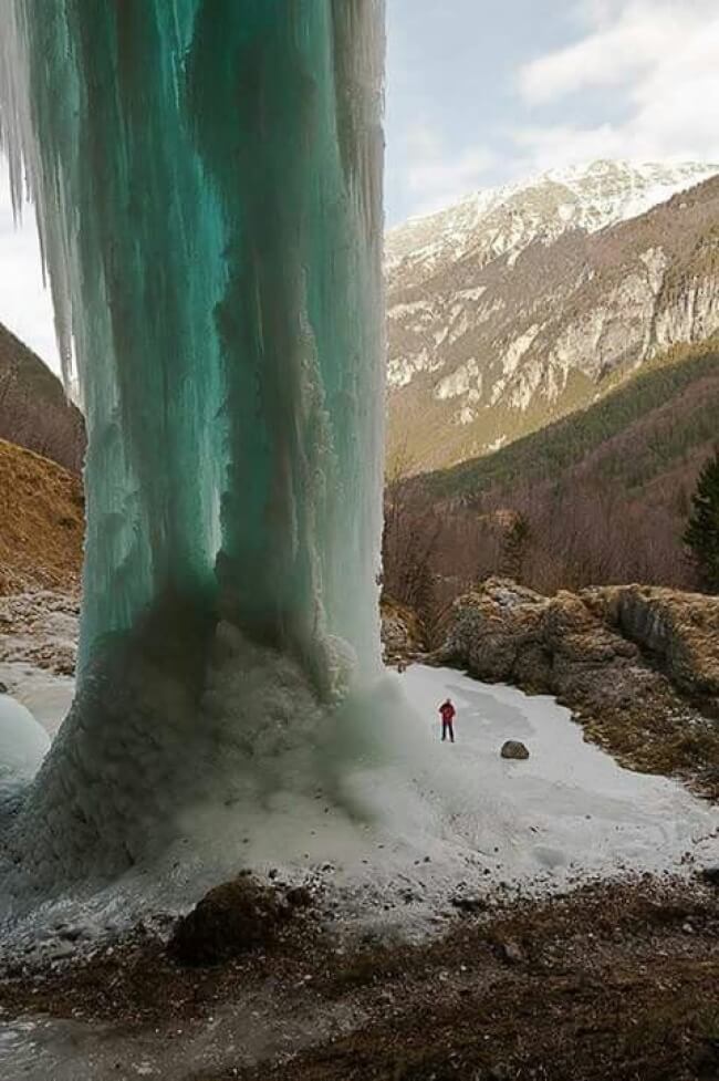 18 Pictures That Show How Nature Secretly Laughs At Us - A beautiful frozen waterfall