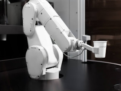 Robot pha chế cafe trị giá 25.000 USD