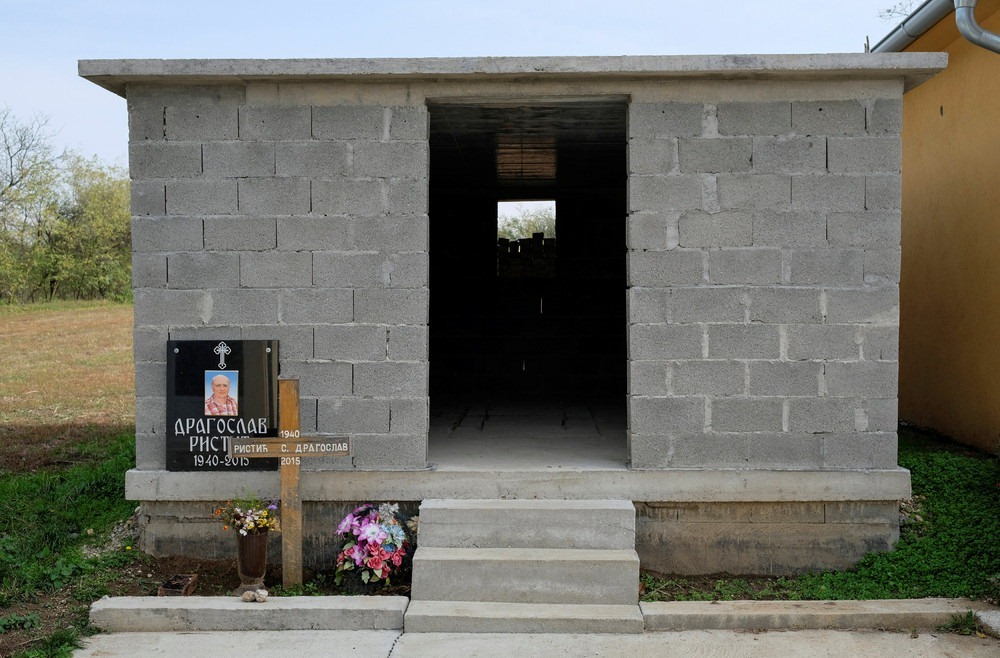 serbia-bungalow-cemeteries-5 serbia-bungalow-cemeteries-5