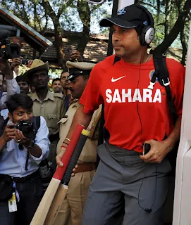 Sachin Tendulkar arrives at the Chinnaswamy Stadium