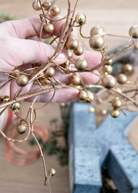 How to Make A Simple Winter Rope Wreath - step by step tutorial- gold berries