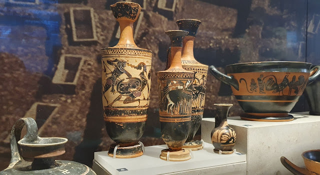Photo 21/24 - Vases dates de 470-500 av J-C....