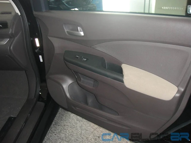 Honda CR-V LX Mecânico 2013 - interior - por dentro