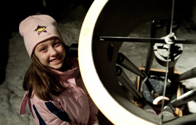 Kathryn Gray posa ao lado do telescópio da família (Foto: AP)