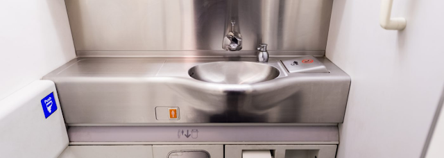 Hand Sanitizer vs. Hand Washing: Mana yang Lebih Efektif di Pesawat?