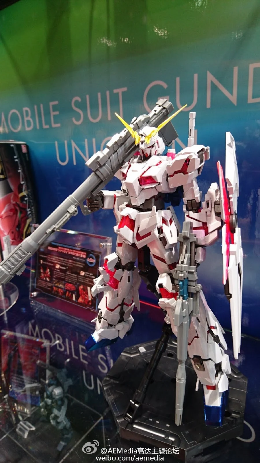 MG 1/100 RX-0 Unicorn Gundam [RE:0096 Red and Green Psycho Frame Titanium Finish Ver.] 