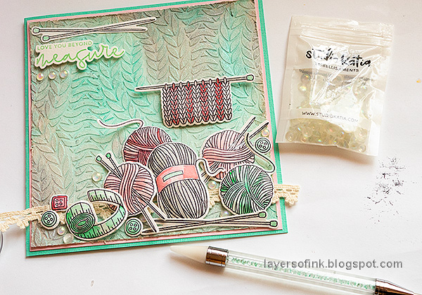 Layers of ink - Knitting Card Tutorial by Anna-Karin Evaldsson. Apply Texture Paste through the Simon Says Stamp Chunky Knit stencil.