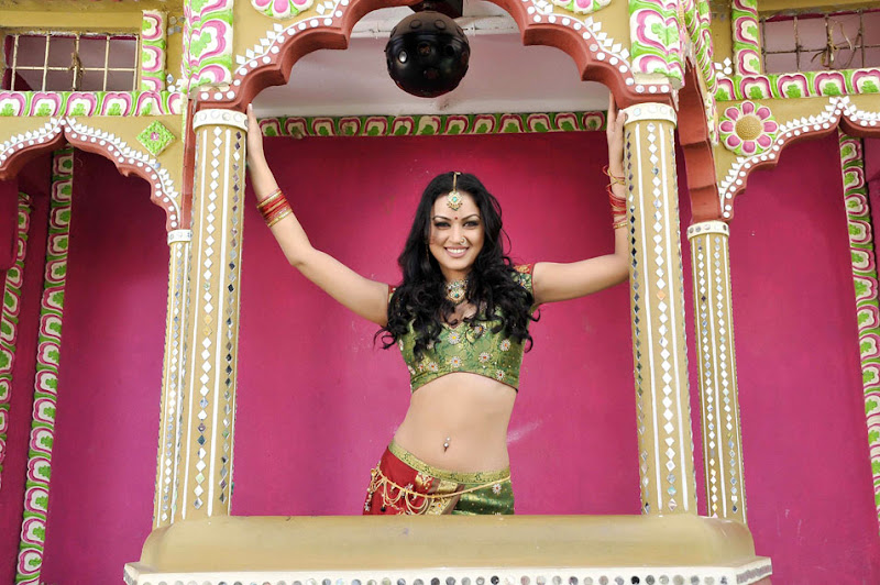 Hot Actress Maryam Zakaria Gallery navel show