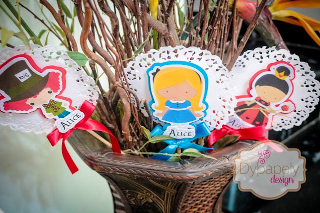 festa personalizada alice no pais das maravilha, caixinha personalizada alice no país das maravilhas, caixinha para aromatizador alice no país das maravilhas, marmitinha personalizada, bloquinho personalizado alice no país das maravilhas, caixinha de vestido alice no país das maravilhas, garrafinha de vidro personalizada, sacolinha surpresa alice no país das maravilhas, bala personalizada com tecido, 