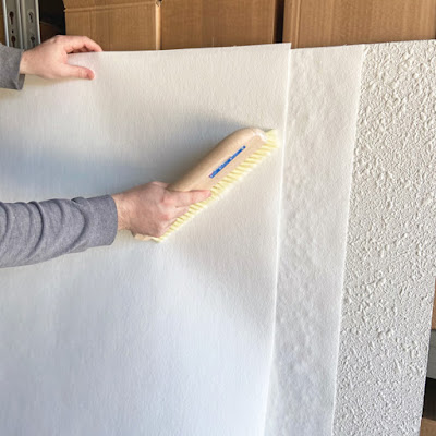 Alisar una pared con papel pintado cubre gotelé