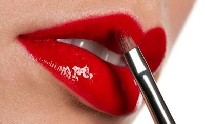 maquillaje de labios rojo intenso