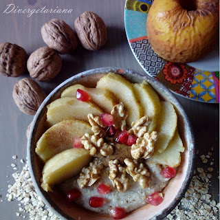  Bol con porridge, manzana, nueces y granada junto a manzana y nueces