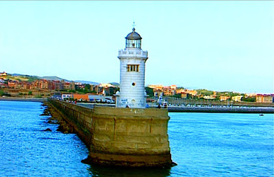 Faro en el Muelle de Arriluce