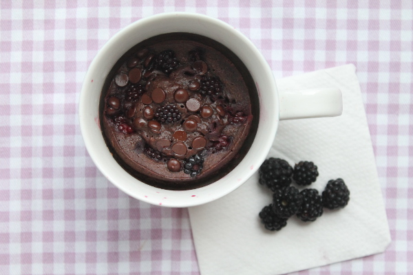 Mugcake de chocolate y moras