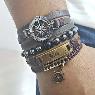 Um braço cheio de pulseiras transforma qualquer visual em algo estiloso. Não é à toa que misturar pulseiras tenha virado um fenômeno: o pulseirismo.