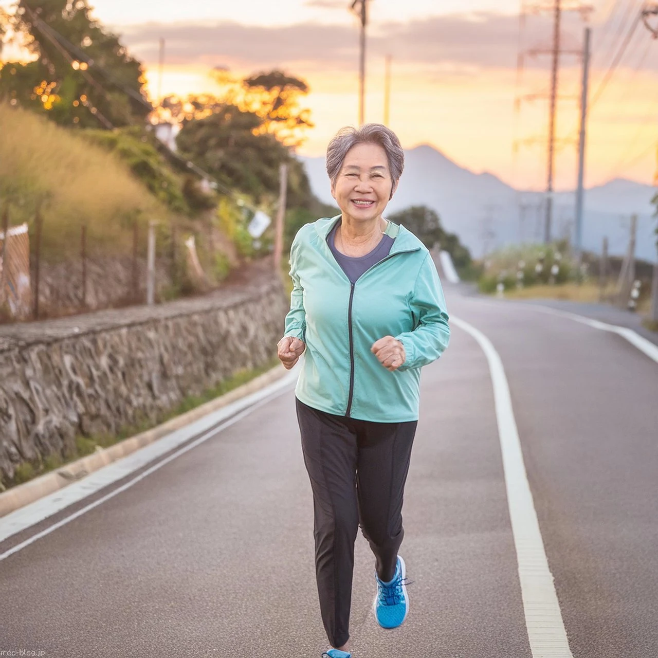 日本人の高齢女性が、ランニングウェアを着て健康のために笑顔で夕暮れの田舎道をランニングしている写真.jpg (1280×1280)
