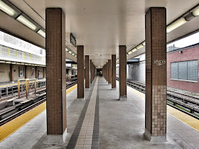 Davisville southbound platform view