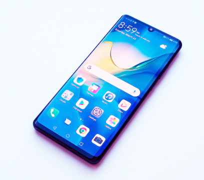 يعتبر هاتف Huawei P30 Pro من أفضل الهواتف من ناحية الكاميرا إنه أفضل أداء منخفض الإضاءة قمنا باختباره ، كما أن عدساته المقربة "المنظار" تلتقط صورًا مذهلة على بُعد.  بالطبع هناك العديد من الأجهزة المشابهة لهذا الهاتف من حيث المواصفات، لكن السبب الرئيسي الذي يدفع المستخدمين لشراء P30 Pro هو الكاميرا الرباعية التي يحملها هذا الهاتف.