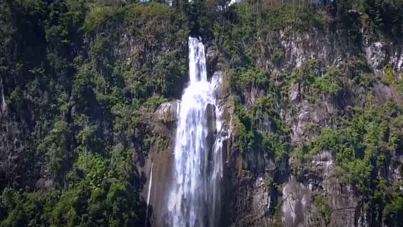 Air Terjun di Danau Toba