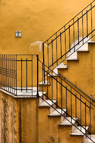 architettura ischitana, angoli di Ischia, scale, geometrie, giallo, yellow, foto Ischia, scalinata,