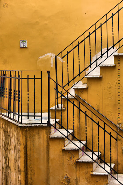 architettura ischitana, angoli di Ischia, scale, geometrie, giallo, yellow, foto Ischia, scalinata,