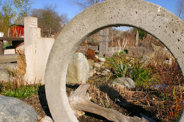 Garden decor with found objects: concrete shapes