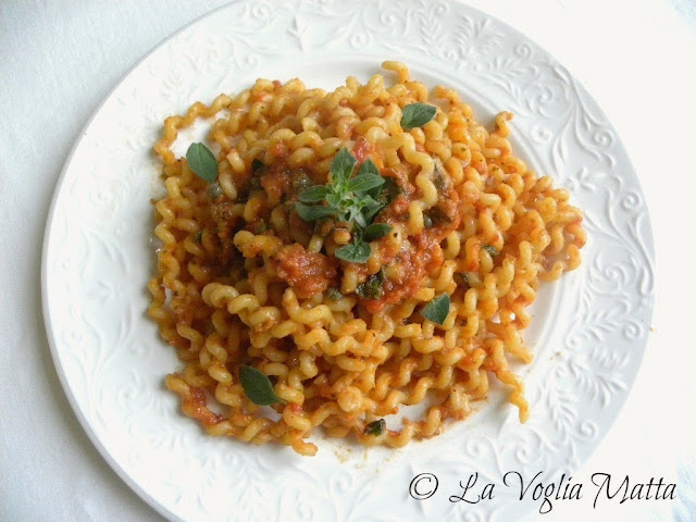 fusilli bucati lunghi al profumo di origano