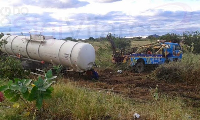 Carreta carregada de combustível tomba ao desviar de veículo na BR-242