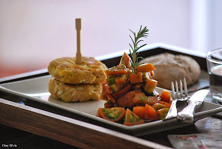 Hamburguesa de patata, huevo duro y atún con ensalada de tomate Raff -