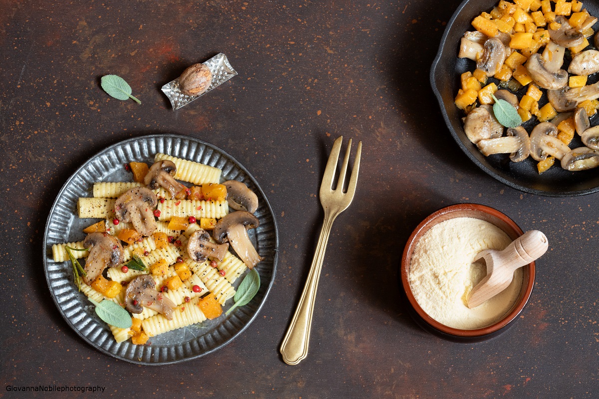 Maccheroncelli all'uovo con zucca e funghi