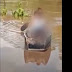 VÍDEO: PAI ATRAVESSA RIO DE CANOA PARA LEVAR CORPO DO FILHO NO COLO ATÉ IML