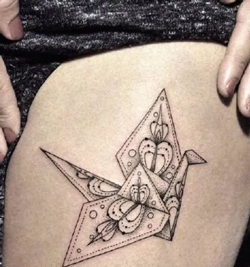 fotografia del tatuaje de una figura origami