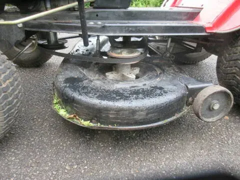 Remonter le plateau de coupe d'un tracteur tondeuse
