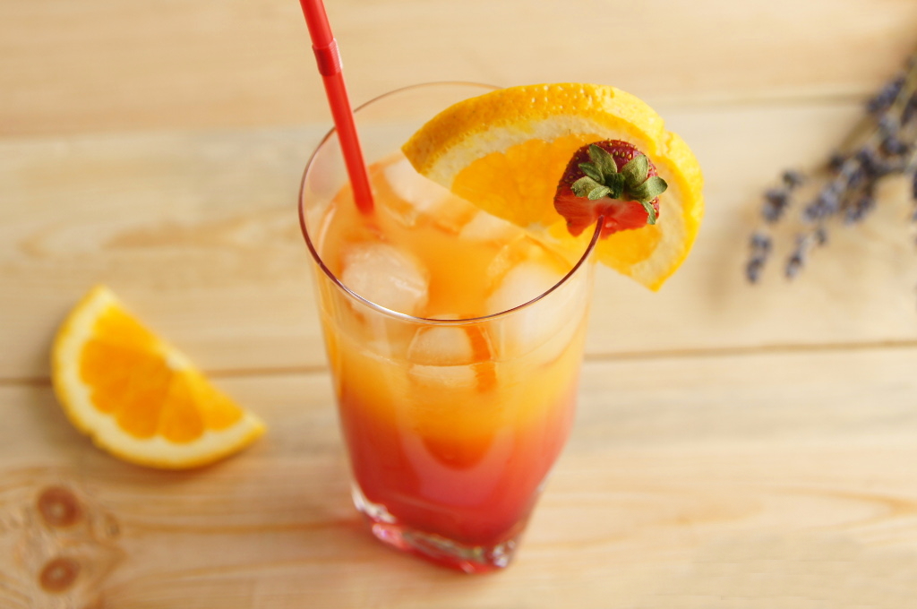 коктейль с долькой апельсина и клубники
