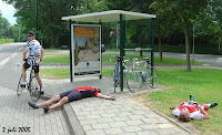 Bovenaan de Cauberg: Martin en Dennis liggend, Jan Hendrik op de fiets.