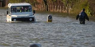 Banjir Memaksa Ribuan Orang Di Inggris Untuk Mengungsi
