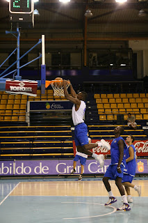 Tayo Ogedengbe, de And1, machacando el aro