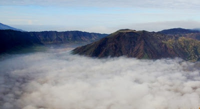 pemandangan awan di puncak b29