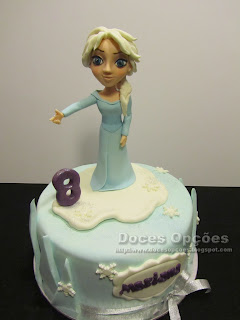 Bolo de aniversário com a Elsa