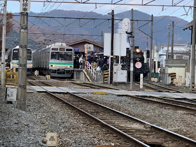 長瀞駅に停車中のSLと普通列車