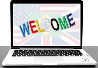 Tela de laptop com as bandeiras do Brasil, dos Estados Unidos e da Grã-Bretanha e com a palavra "welcome".