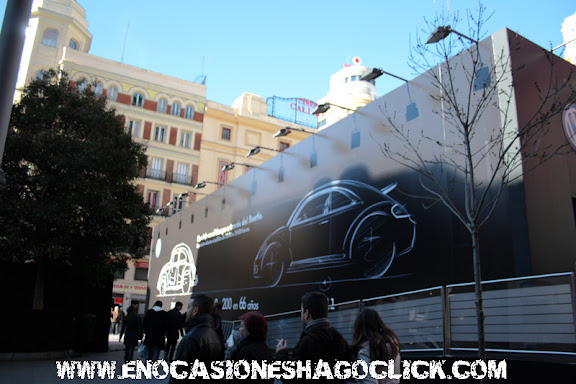 Fotos de la exposición sobre la historia del Volkswagen Beetle en la plaza de Callao de Madrid