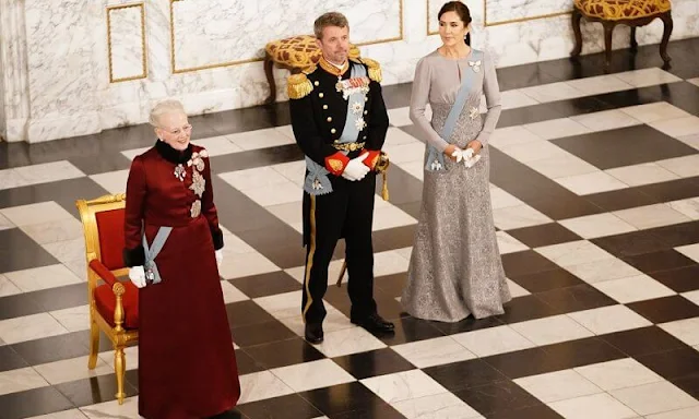 Princess Mary wore her Lasse Spangenberg outfit. Queen Margrethe wore a new outfit designed by the Association of Craftsmen